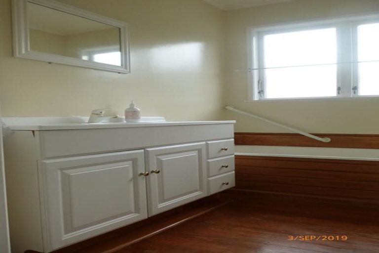 Photo of property in 16 Grimshaw Place, Henderson, Auckland, 0612