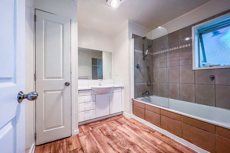 Photo of property in 1/3 Mannering Place, Hillcrest, Auckland, 0627