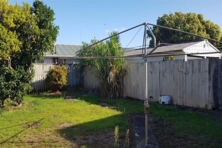 Photo of property in 12 Mickle Street, Te Atatu South, Auckland, 0610