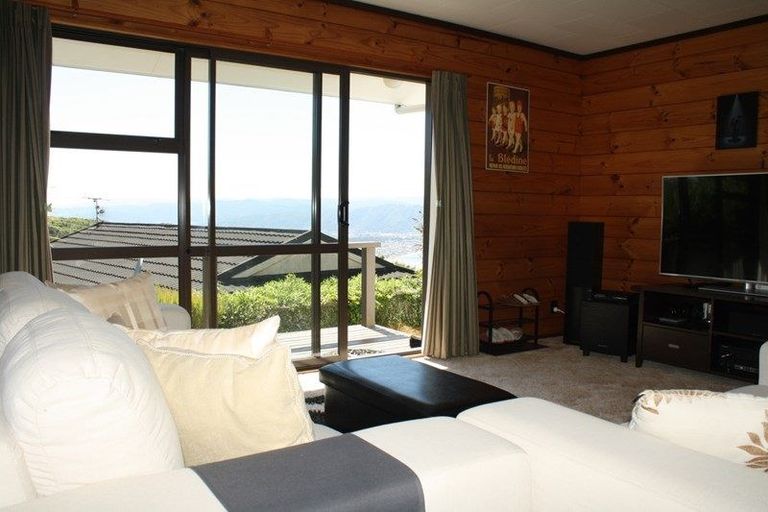 Photo of property in 21b Fernhaven Grove, Newlands, Wellington, 6037