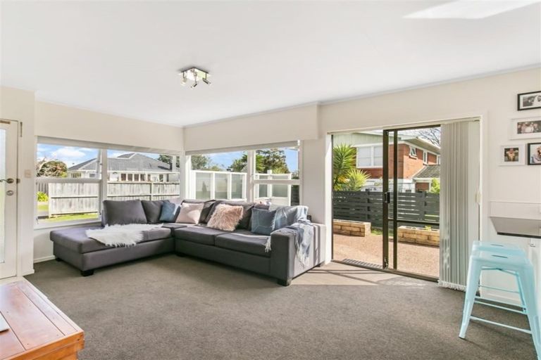 Photo of property in 1/38 Shakespeare Road, Milford, Auckland, 0620