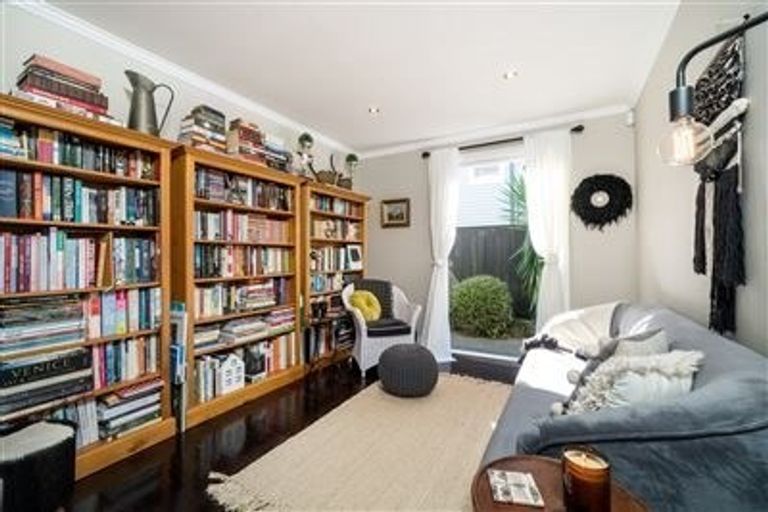 Photo of property in 1/41 Seaview Avenue, Northcote, Auckland, 0627