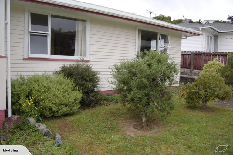 Photo of property in 90 Kenmore Street, Newlands, Wellington, 6037