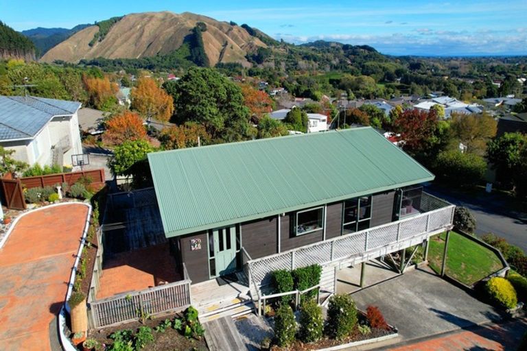 Photo of property in 49a Kakariki Grove, Waikanae, 5036