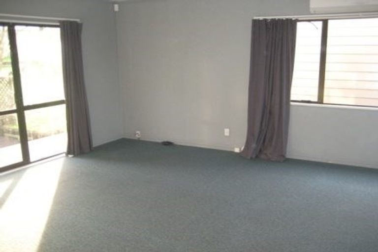 Photo of property in 3 Thalia Place, Totara Vale, Auckland, 0629
