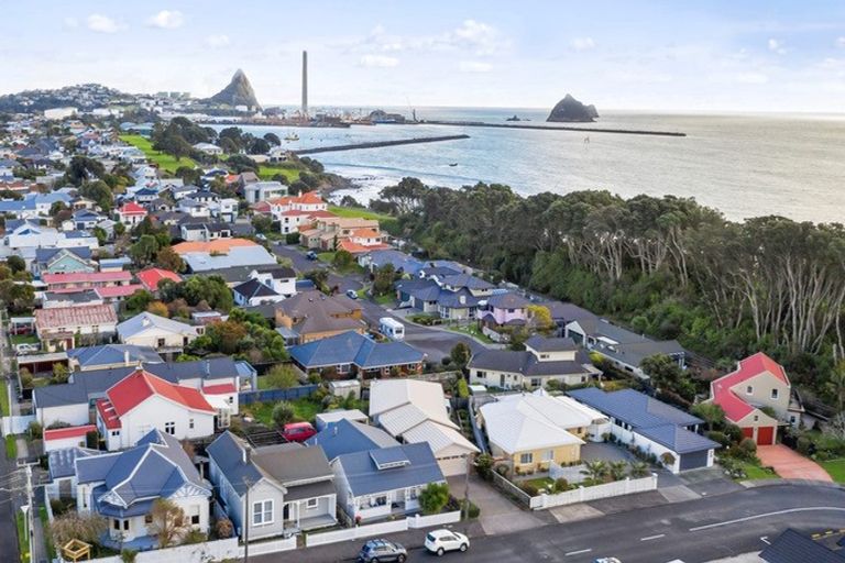 Photo of property in 8 Morley Street, New Plymouth, 4310