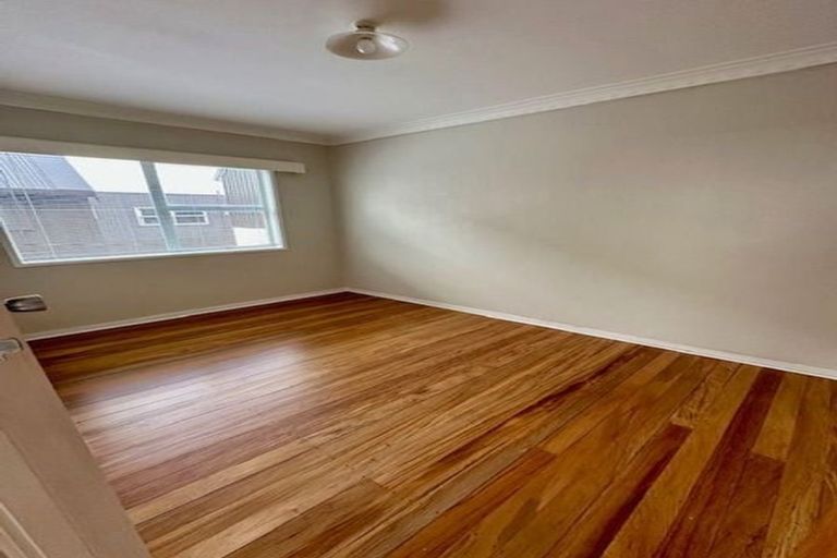 Photo of property in 1/33 Castor Bay Road, Castor Bay, Auckland, 0620