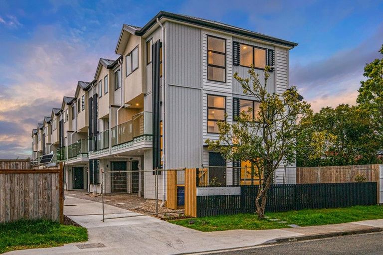 Photo of property in 5/17 Kingdale Road, Henderson, Auckland, 0610