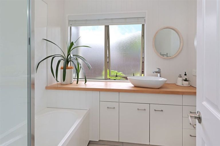 Photo of property in 22 Graven Court, Henderson, Auckland, 0612