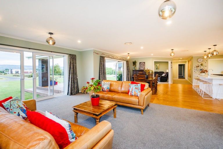 Photo of property in 21 Loveston Lane, Kelvin Grove, Palmerston North, 4470