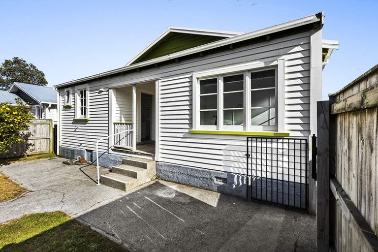 Photo of property in 25 Paynters Avenue, Strandon, New Plymouth, 4312