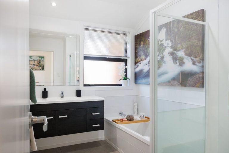 Photo of property in 18 Medallion Court, Kelvin Grove, Palmerston North, 4414