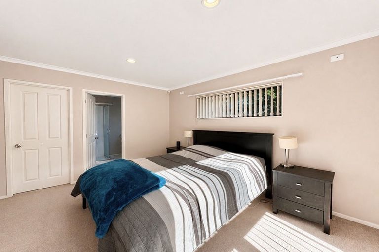 Photo of property in 28 Piper Place, Goodwood Heights, Auckland, 2105