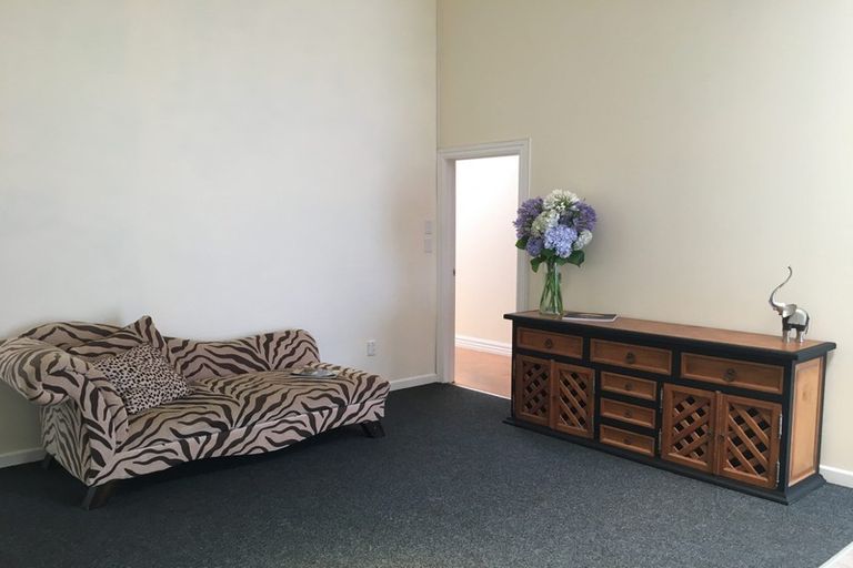 Photo of property in 90 Bridge Street, Eltham, 4322