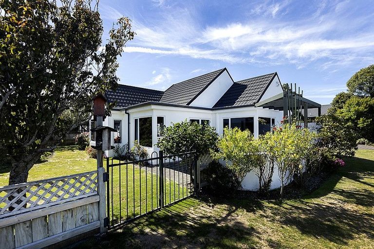 Photo of property in 1 Larsen Place, Merrilands, New Plymouth, 4312