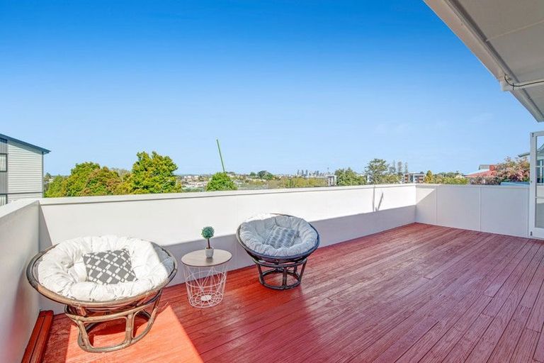 Photo of property in 1/56 Potter Avenue, Northcote, Auckland, 0627