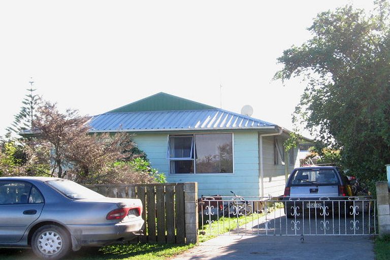 Photo of property in 16 Kiharoa Street, Otaki Beach, Otaki, 5512