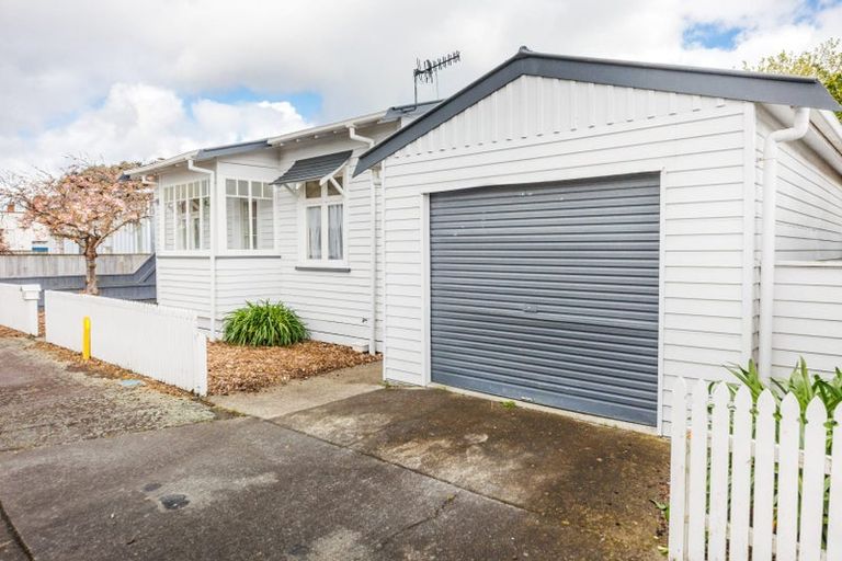 Photo of property in 69 Chelwood Street, Takaro, Palmerston North, 4412