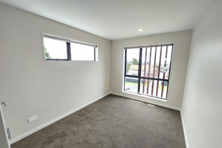 Photo of property in 1/58 Te Atatu Road, Te Atatu South, Auckland, 0610