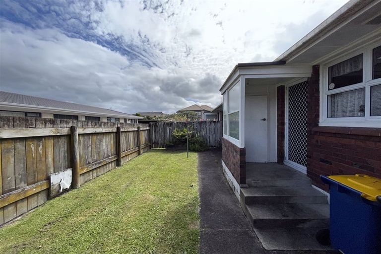 Photo of property in 1/116 Te Atatu Road, Te Atatu South, Auckland, 0610
