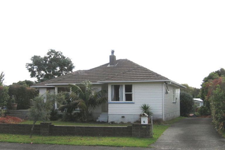 Photo of property in 5 Crocombe Crescent, Beach Haven, Auckland, 0626