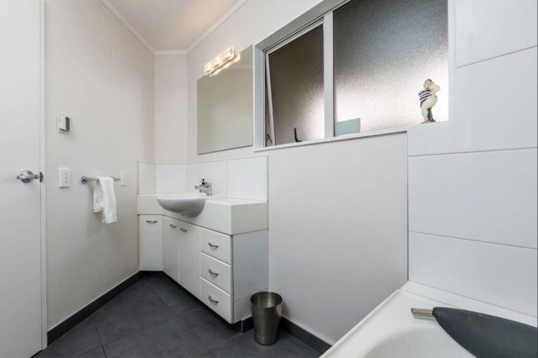 Photo of property in 2/8 Braemar Road, Castor Bay, Auckland, 0620