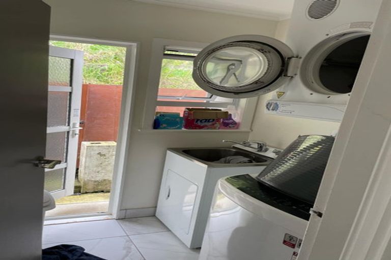 Photo of property in 91 Akaroa Drive, Maupuia, Wellington, 6022