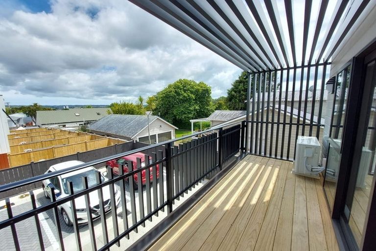 Photo of property in 1/58 Te Atatu Road, Te Atatu South, Auckland, 0610