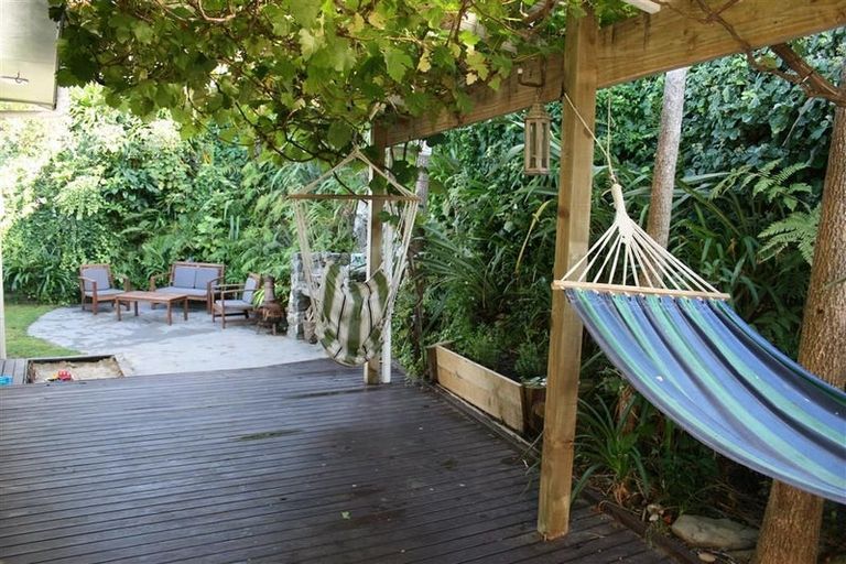 Photo of property in 1 Sasanqua Way, Crofton Downs, Wellington, 6035