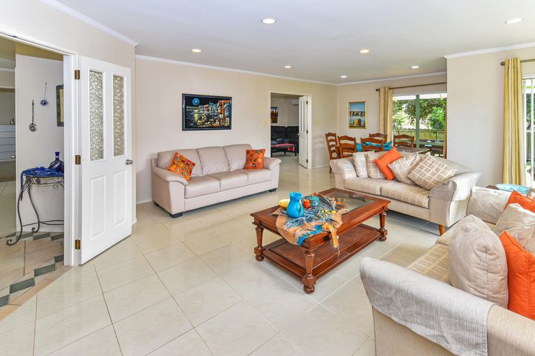 Photo of property in 25 Eiger Place, Northpark, Auckland, 2013