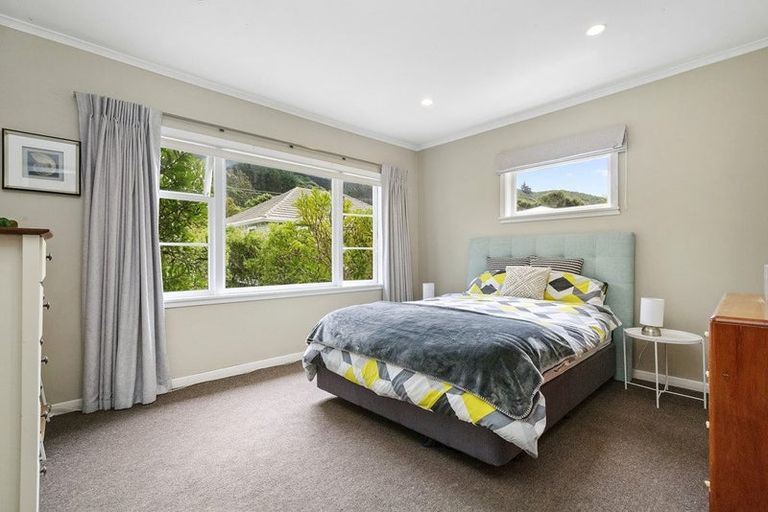 Photo of property in 6 Franklyn Road, Tawa, Wellington, 5028