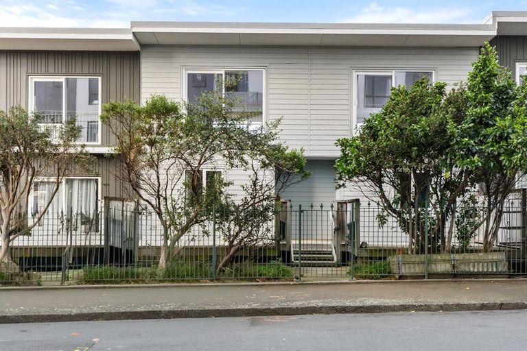 Photo of property in 17/3 Kelvin Grove, Te Aro, Wellington, 6011