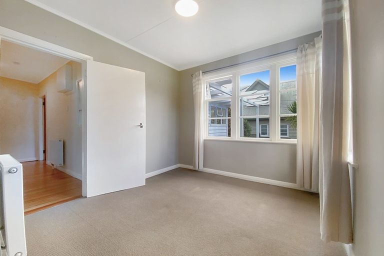 Photo of property in 32 Ngatitoa Street, Tawa, Wellington, 5028