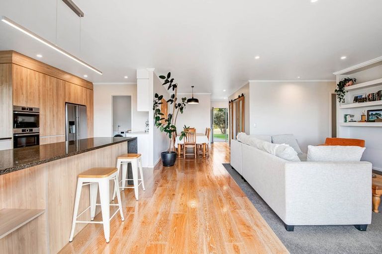 Photo of property in 51 Balboa Drive, Matakatia, Whangaparaoa, 0930