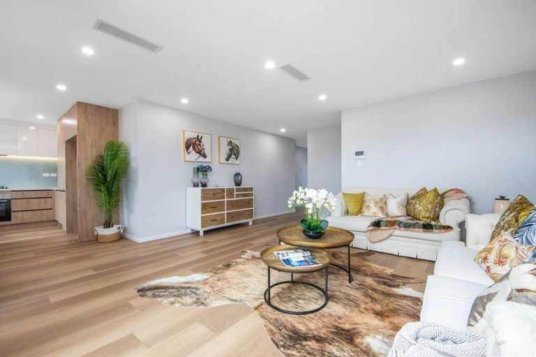 Photo of property in 30 Taipahitini Road, Rosehill, 2113