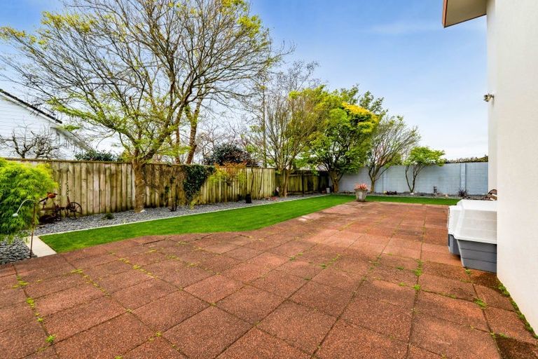 Photo of property in 8 Taylor Place, Merrilands, New Plymouth, 4312