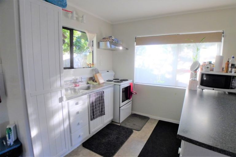 Photo of property in 2/23 Flaunty Place, West Harbour, Auckland, 0618