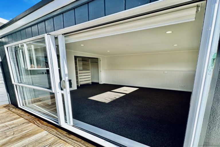 Photo of property in 8 John Dee Crescent, Red Beach, 0932
