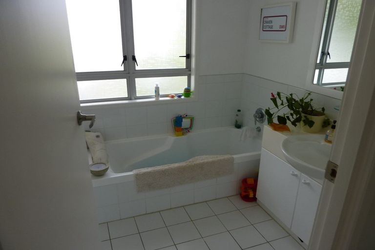 Photo of property in 2/276 Hurstmere Road, Takapuna, Auckland, 0622