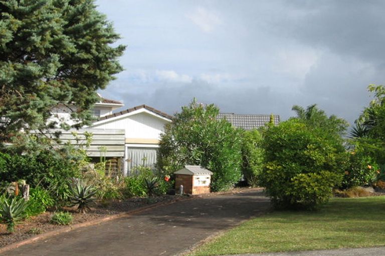 Photo of property in 8 Deanna Drive, West Harbour, Auckland, 0618