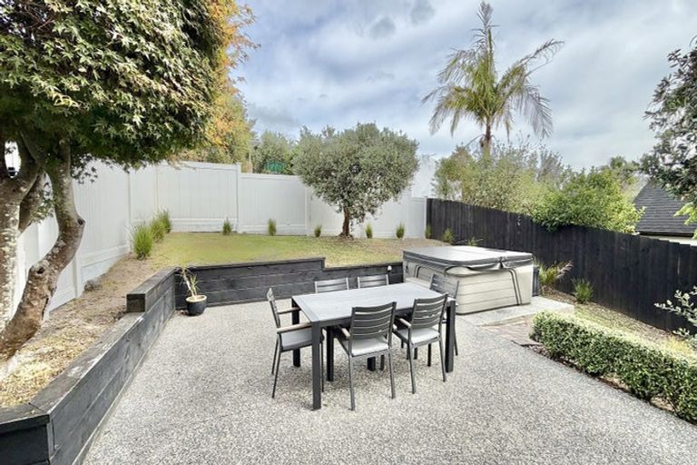 Photo of property in 42 Ravenstone Place, Chatswood, Auckland, 0626