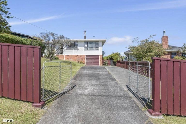 Photo of property in 24 School Road, Te Atatu South, Auckland, 0610