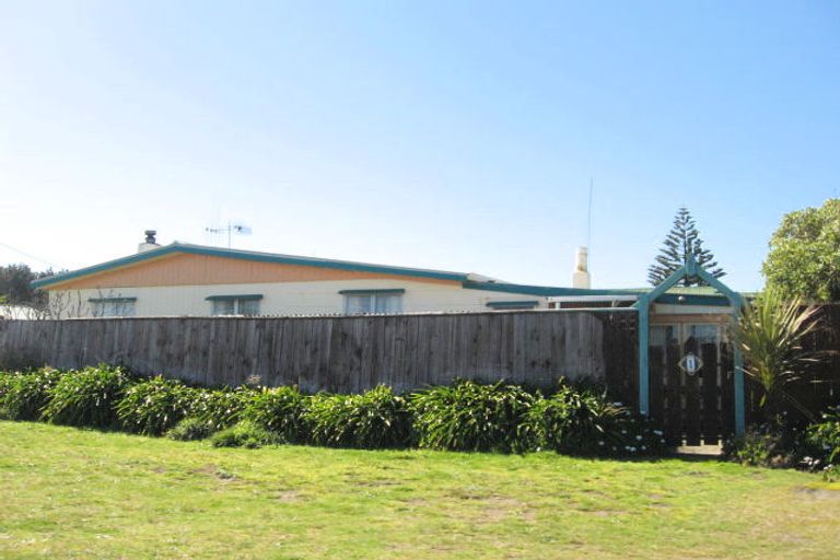 Photo of property in 1 Kauwhata Street, Himatangi Beach, Foxton, 4891