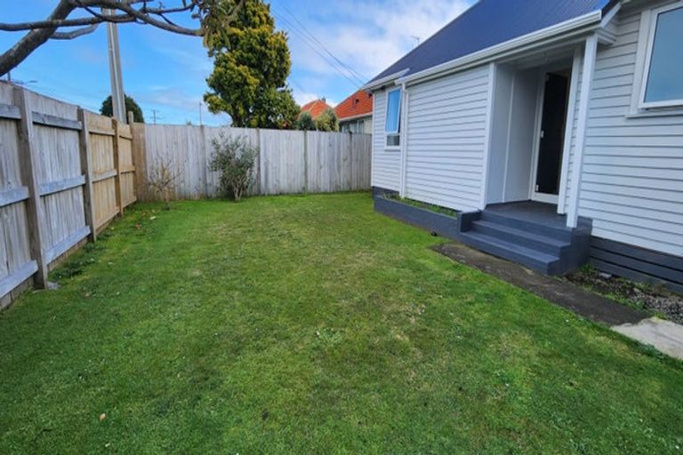 Photo of property in 48 Omata Road, Marfell, New Plymouth, 4310