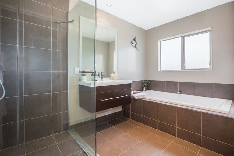 Photo of property in 33 Kahurangi Heights, Aotea, Porirua, 5024