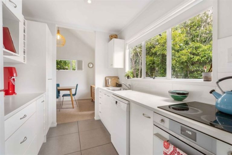 Photo of property in 1/41 Ravenwood Drive, Forrest Hill, Auckland, 0620