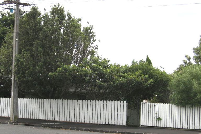 Photo of property in 97a Hinemoa Street, Birkenhead, Auckland, 0626