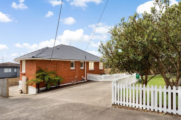 Photo of property in 1/625 Beach Road, Rothesay Bay, Auckland, 0630