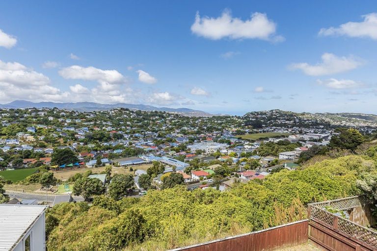 Photo of property in 4 Aramoana Place, Maupuia, Wellington, 6022