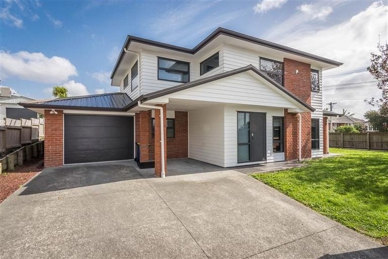 Photo of property in 1 Harding Avenue, Te Atatu South, Auckland, 0610